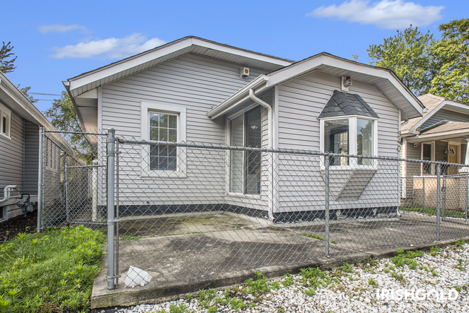 Front Elevation - 940 E Sorin St House