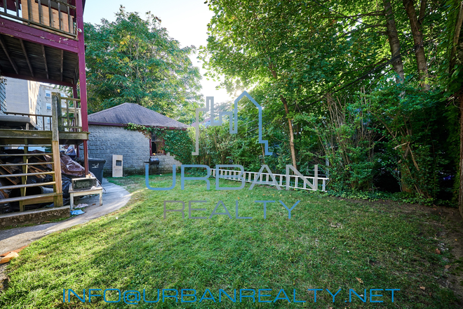 YARD - **JUNIOR YEAR 2026-2027** LARGE 3 BED 1 BATH - LARGE LIVING ROOM AND KITCHEN - WALK TO CAMPUS! Apartments