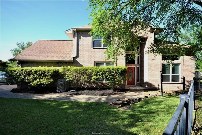 main door on side of house - Marvelous Townhome 10 min to campus