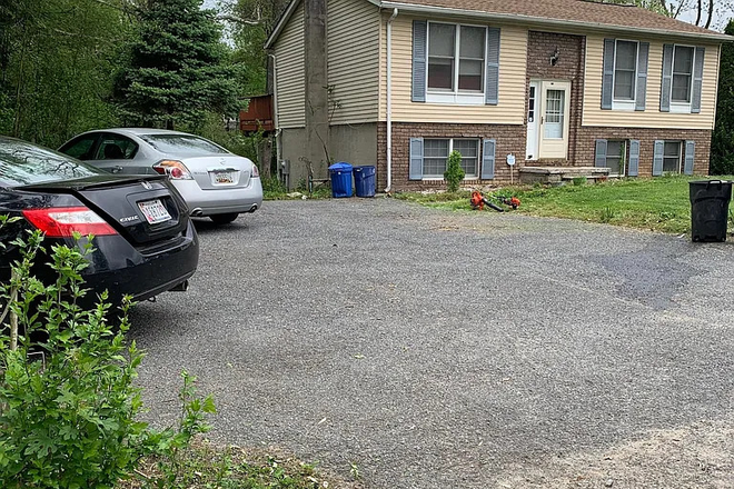 Front - Single home house Large parking lot