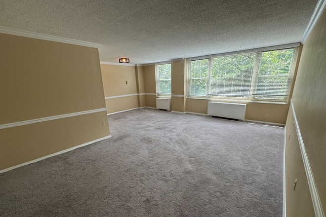 Living/Dining Room 1 - Quiet 900 sq ft 1BR Roland Park condo elevator building w/ ample parking