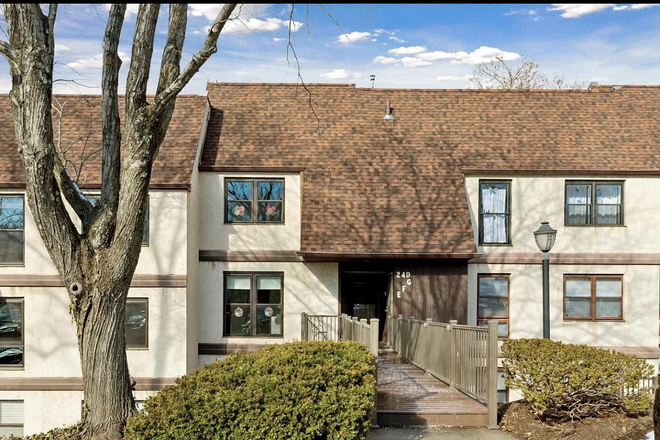 Front View of Condo - Green Tree Run Condo in Roxborough. 2 Bed, 2.5 Bath shared with one Grad Student