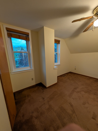Big bedroom - Full 2nd floor with 2 bedrooms and 1 bathroom in quiet Gunbarrel house for roommate(s)