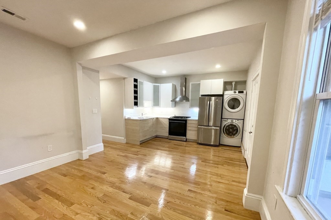 LIVING - LOCATION!!! 3 BED CLOSE TO CAMPUS WITH IN UNIT LAUNDRY! 9/1/25!