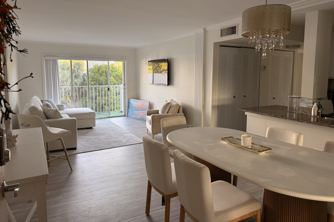 Main Living Area - Bright, Clean, Quiet Room for Rent in "The Roads" neighborhood, Close to Med Campus and Cor Condo