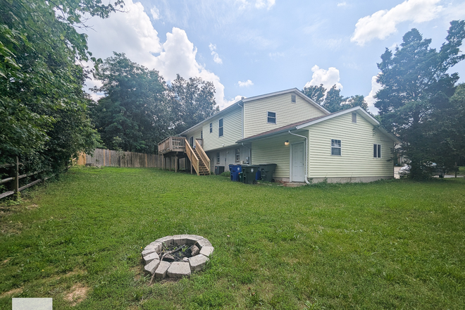 Backyard w/ Firepit - Spacious 4‑Bedroom Home – Ideal for UMD Students