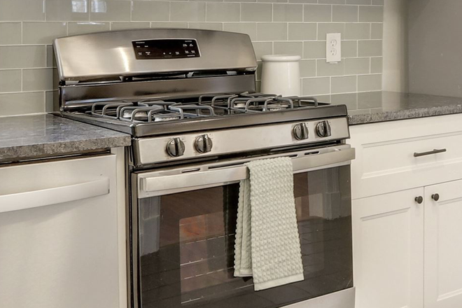 Gas Range - 3BR /2BA Apartment | Prime Capitol Hill Location