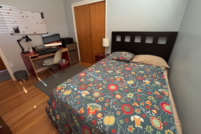 Room - Bed, desk, mini fridge - Nice Private room in quiet/safe North Berkeley. Close to Bart (subway). Walk or bike to UC Berkeley House