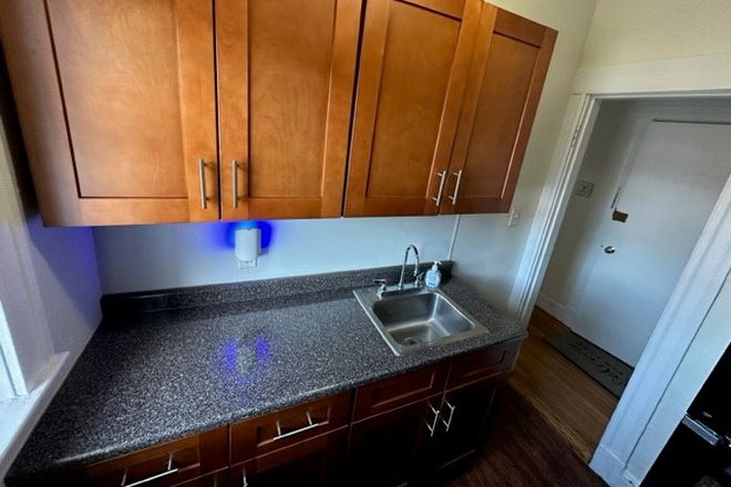 - - NO Broker Fee!! Right Close to Campus! Studio w/ Heat & Hot Water Incld, Laundry in Building Apartments