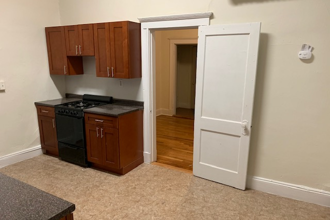 hubrealtyproperties.com - Fenway, spacious one bedroom and large updated kitchen with dishwasher Apartments