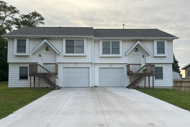 Front of Duplex - Coralville Duplex Available Now Rental