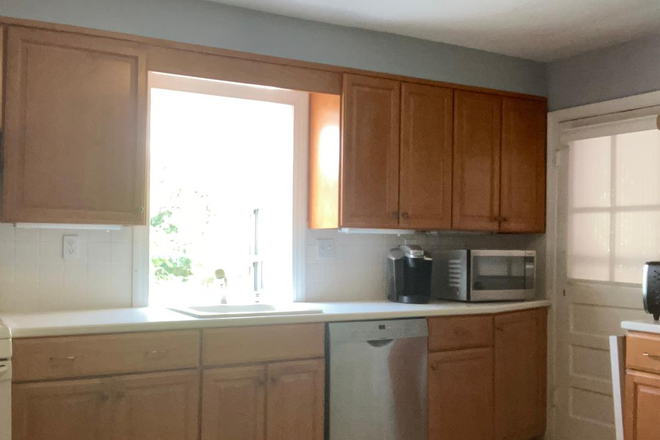 Kitchen and back door, shared; new stove coming this week - Private suite - 18 minute Uber to GU - Gorgeous! Flash sale! House