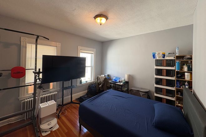 Room - 1 spacious bedroom available in a 4bd1b unit in Davis Square Apartments