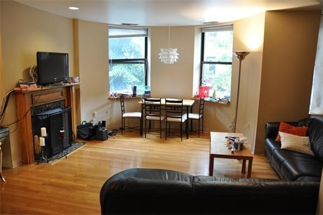 Living room - Spacious, Renovated 2 Bed / 1 Bath w/ LAUNDRY IN UNIT! Avail. 9/1/26!! Apartments