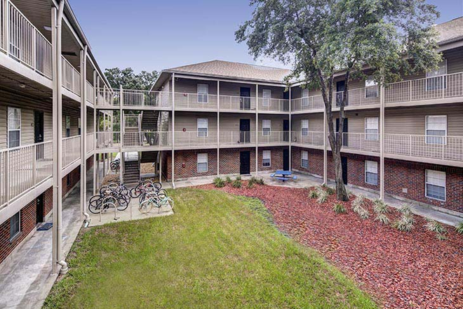 Apartment Complex - Royal Village, Close to Sorority Row and Campus!