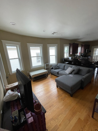 Living Room - ROOM AVAILABLE IN 4 BED 1 BATH UNIT, 5 MINUTES TO FLETCHER, 15 MINUTES TO MEDFORD/TUFTS GREEN LINE Duplex