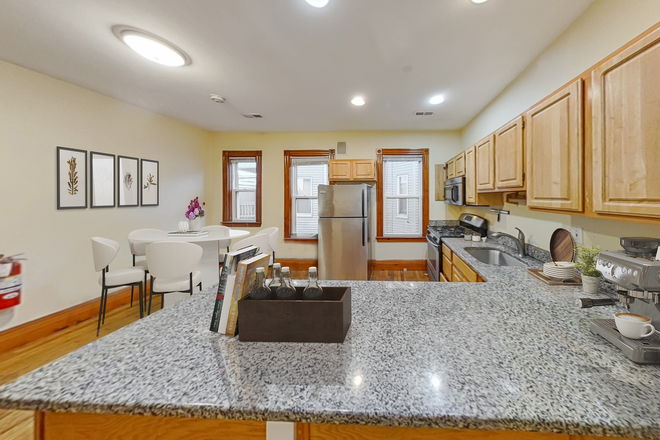 LIVING - 5 BED/2 BATH ON TREMONT WITH LAUNDRY IN UNIT! 9/1/25! Apartments