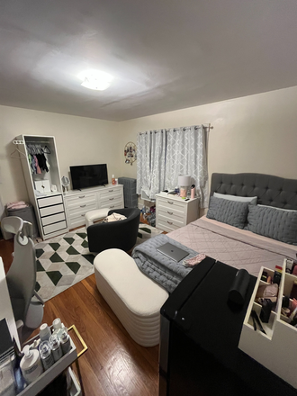 Bedroom - LARGE SINGLE BEDROOM -- 40 Kirkwood Rd -- 5 bedroom house, yard and porch -- undergrad girls!