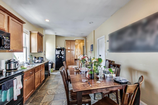 x - Spacious 5 Bed in Mission Hill | Great Layout | 9/1 Apartments