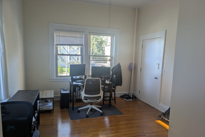 Living room - 1 Bedroom Apartment Sublet from June - August