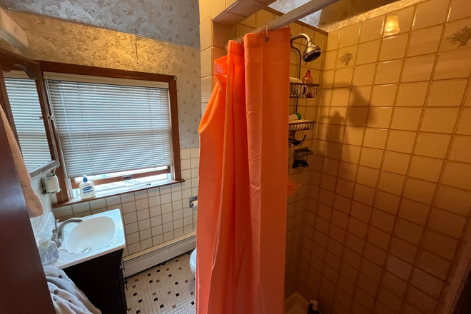 Bathroom - **ONLY 1/2 BROKER FEE** Gorgeous 4 Bedroom & 2.5 Bathroom Apartment