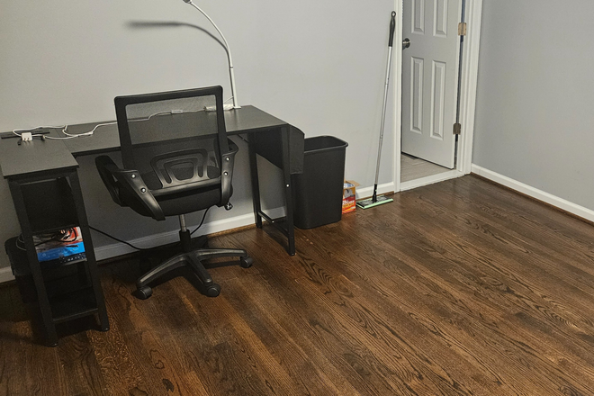 Bedroom (Desk + Chair) - $829/mo (Eff.) + $770 CASH BONUS! Pvt Bath, Free Parking, Fully Furnished House