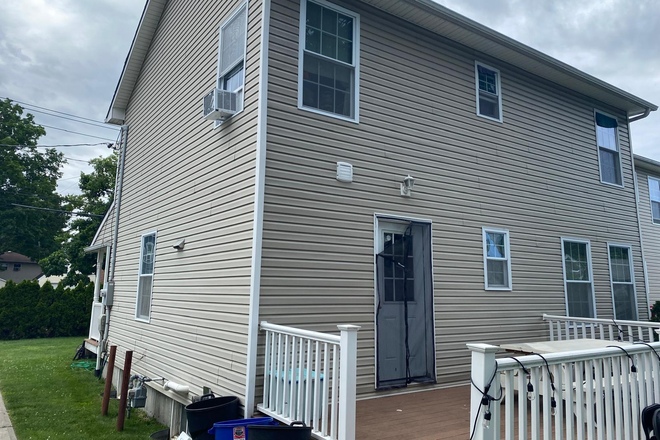 Side View - House for Rent - 5 bedrooms/3 bathrooms - Close to Campus