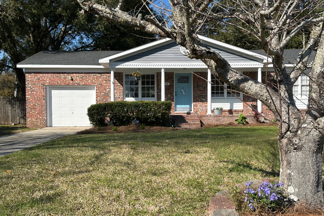 Sunny and bright 3BR/2BTH home on James Island close to downtown and Folly Beach. 12 to 15 minutes to MUSC. - Spacious and sunny  3 bedroom, 2 bath home in beautiful well-established JI neighborhood