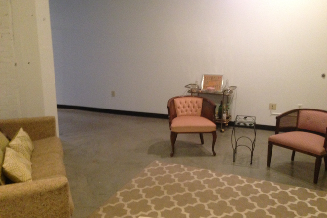 Living Room area - REYNOLDS LOFTS - ACROSS FROM ENGINEERING AND LAW SCHOOL - Available Immediately