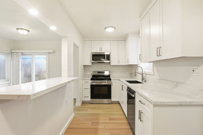  - 1 BLOCK TO THE BEACH! COMPLETELY REMODELED 2BD/2BA OCEAN BEACH UNIT WITH TANDEM PARKING! $4,795/MO