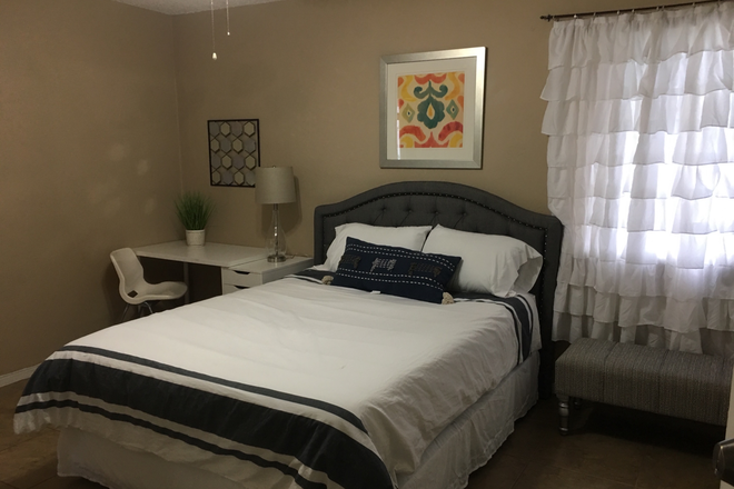 Master bedroom - Duplex one block from UM Duplex