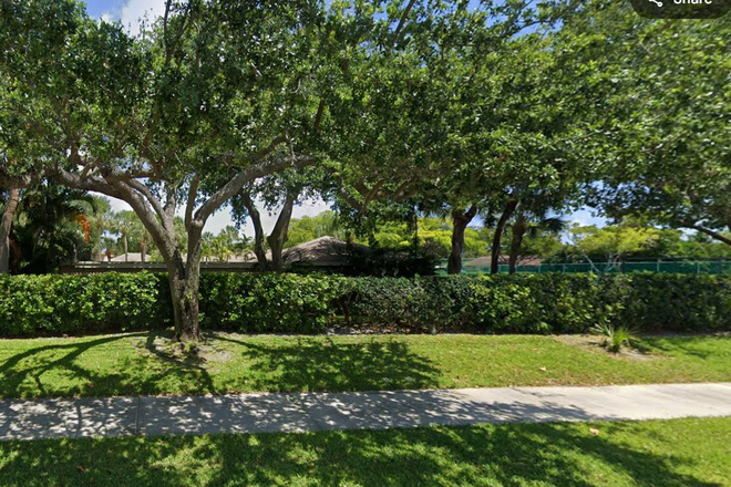 Outside of Complex - Seeking Roommate to Share a 2 Bedroom/2 Full Bath Condo (Aug 2025 to May 2026)