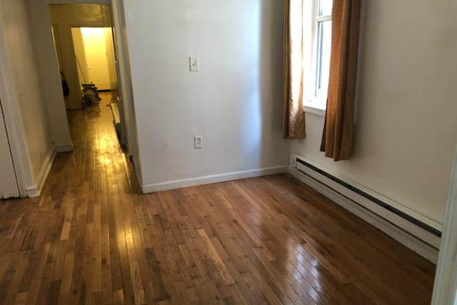 living room - 649 S 52nd St, 1 bedroom apart. 1 kitchen, 1 bath, 2nd floor. Apartments