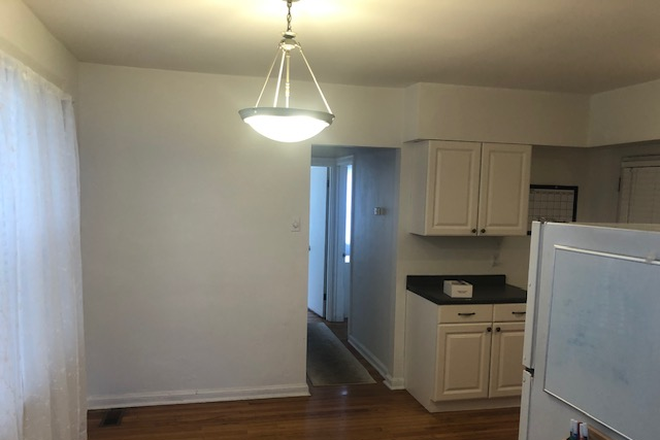 Kitchen - WALK TO WASHINGTON UNIVERSITY - 25 yards from the softball complex