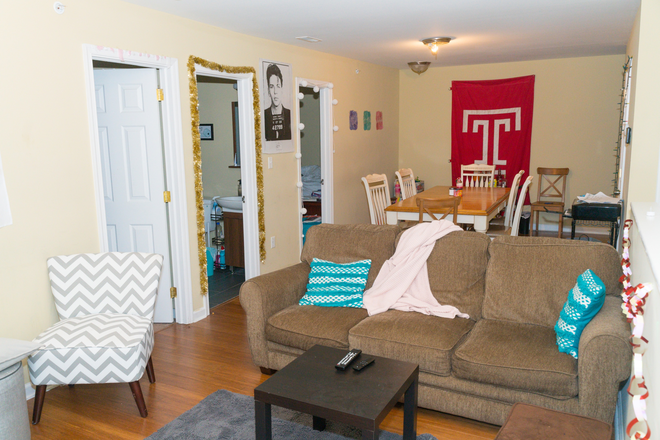 Living Room - Temple Villas- 1415 N 15th F Apartments