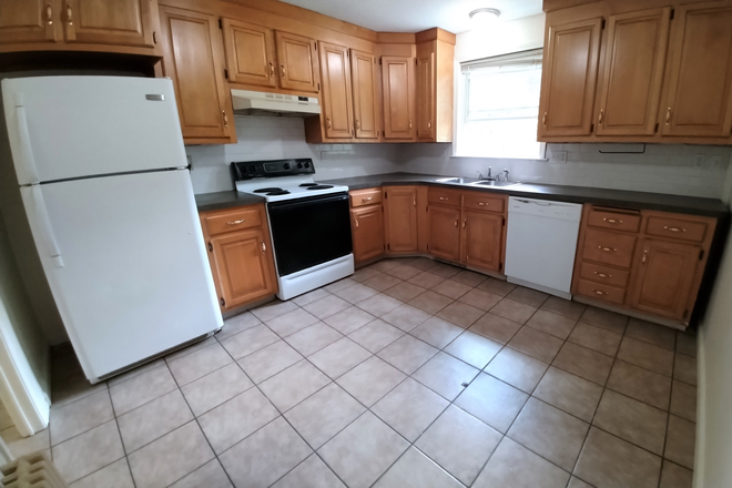 Kitchen - Large 4 br 1.5 Ba Apartment 15-20 Min from UCONN