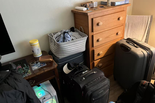 Bedroom shelf, things from my previous roommate will be removed. - Reasonable distance from the University, easy access to stores nearby, all with a pleasant view!