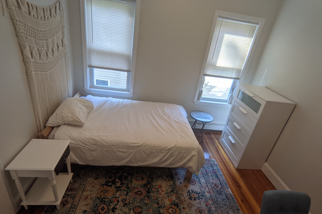 Middle Room ($1250) - 558 Washington St #2