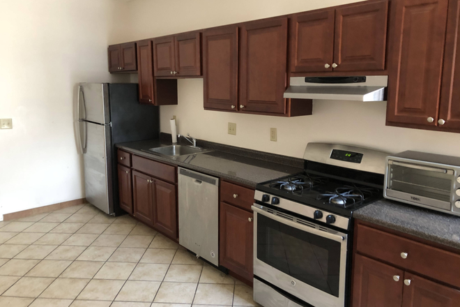 Call NOW for showings! 617-236-8600 - BEACON ST - CLASSIC YET UPDATED 2BR SPLIT FOR 3 PPL IN CLVLND CRCL AVAIL *9/1/2025* W/ H&HW INC!