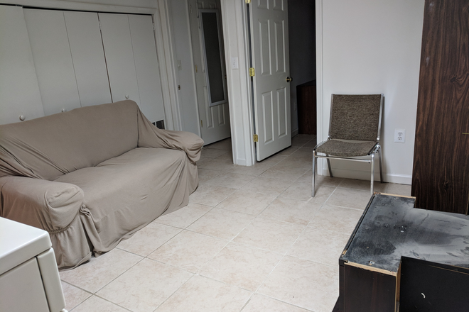 Common area - 3 Bedroom, 2 Bath English Basement Unit, 1 Room Avail for Summer Sublet, beginning June 15th Townhome
