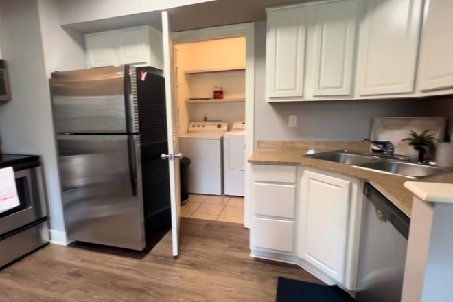 Kitchen area - Turnberry condominiums