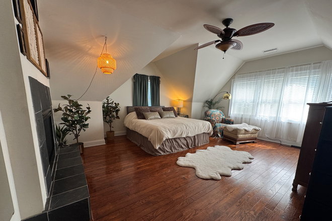 Another example of how to arrange the furniture in the room. - Isle of Palms, En-suite room in shared apartment/house