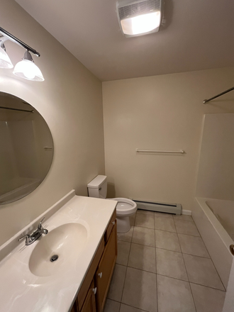 second floor full bathroom - Beautiful South Burlington townhouse 10 min from UVM medical