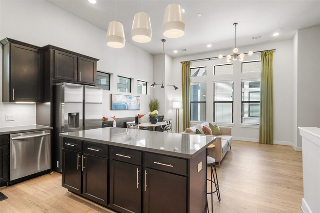 Kitchen - Gated 3 bedroom Townhome ideally Situated off Bayou & 288, HEB and Medical Center!