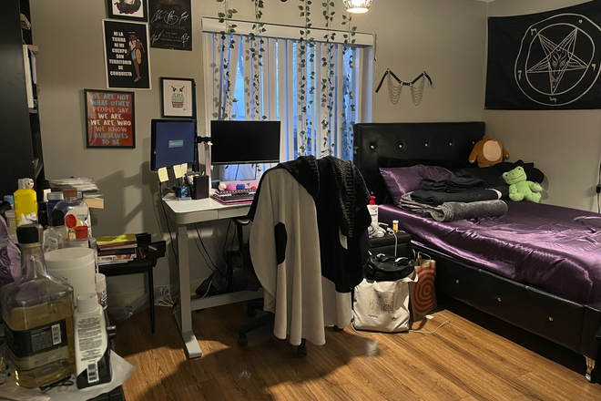 $1347 Bedroom with private Bathroom - ISO 2 New Roommates in Harbor Point Townhome