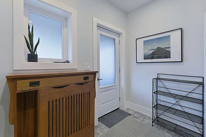 Shared entrance - Sunny furnished bachelor apartment in Roncesvalles utilities included
