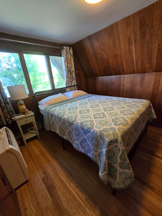 First floor bedroom - 3 Bedroom House 20 minutes from campus