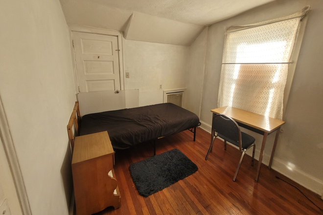 Bedroom 1 ($500) - 3 rooms for rent available