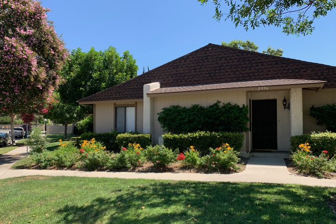 Outside view of townhome - Partially furnished townhome 3.4 miles from Chapman campus.