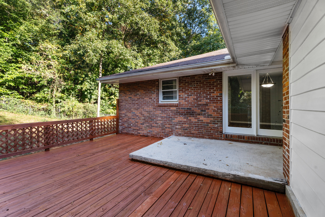 Large Deck overlooking backyard - 4 Bedroom w/Full Basement/Garage w/deck House
